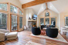 Townhouse in Breckenridge - Private Hot Tub + 3 Min Walk to Snowflake Lift